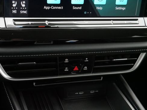 Certified 2025 Volkswagen Atlas SE image 23