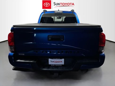 Used 2018 Toyota Tacoma TRD Sport AWD/4WD image 5