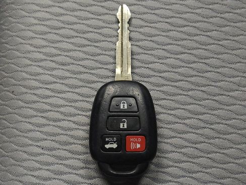 Used 2015 Toyota Corolla LE image 32