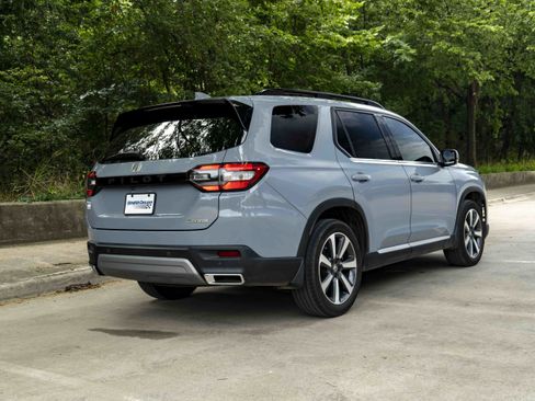 Certified 2025 Honda Pilot Touring image 9