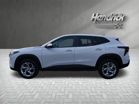 Used 2024 Chevrolet Trax LS w/ LS Convenience Package image 9