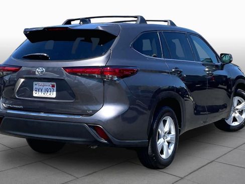 Used 2022 Toyota Highlander LE FWD image 12