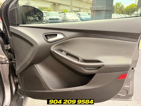 Used 2014 Ford Focus SE FWD image 32