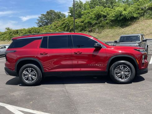 Used 2024 Chevrolet Traverse LT w/ Trailering Package FWD image 2