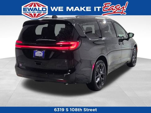 New 2026 Chrysler Pacifica Limited w/ S Appearance Package image 21