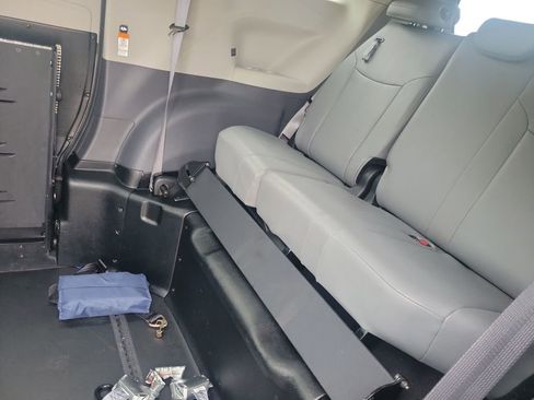 Used 2023 Toyota Sienna XLE w/ XLE Plus Package image 18