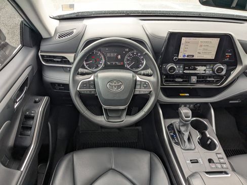 Used 2024 Toyota Highlander XLE FWD image 15