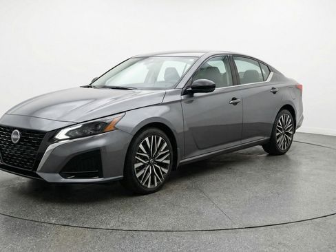 Used 2025 Nissan Altima 2.5 SV FWD image 3