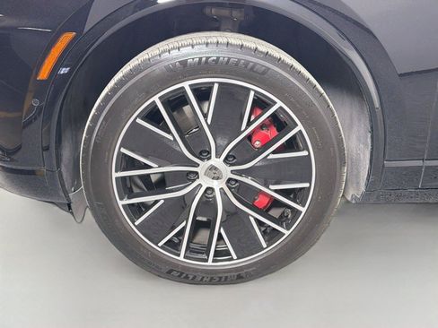 Certified 2025 Porsche Macan Turbo Electric AWD/4WD image 11
