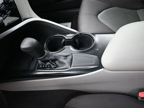 Used 2018 Toyota Camry LE FWD image 11