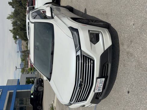 Used 2023 Chevrolet Traverse Premier image 2