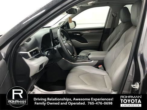 Used 2023 Toyota Highlander Limited image 11