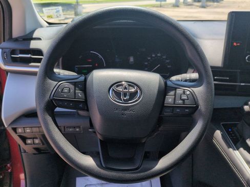 Used 2025 Toyota Sienna LE w/ LE Plus Package FWD image 16