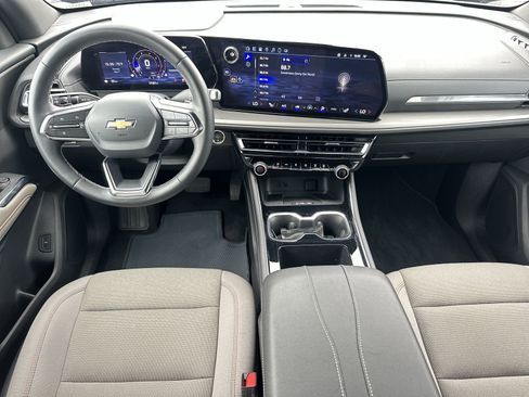 Used 2025 Chevrolet Traverse LT FWD image 18