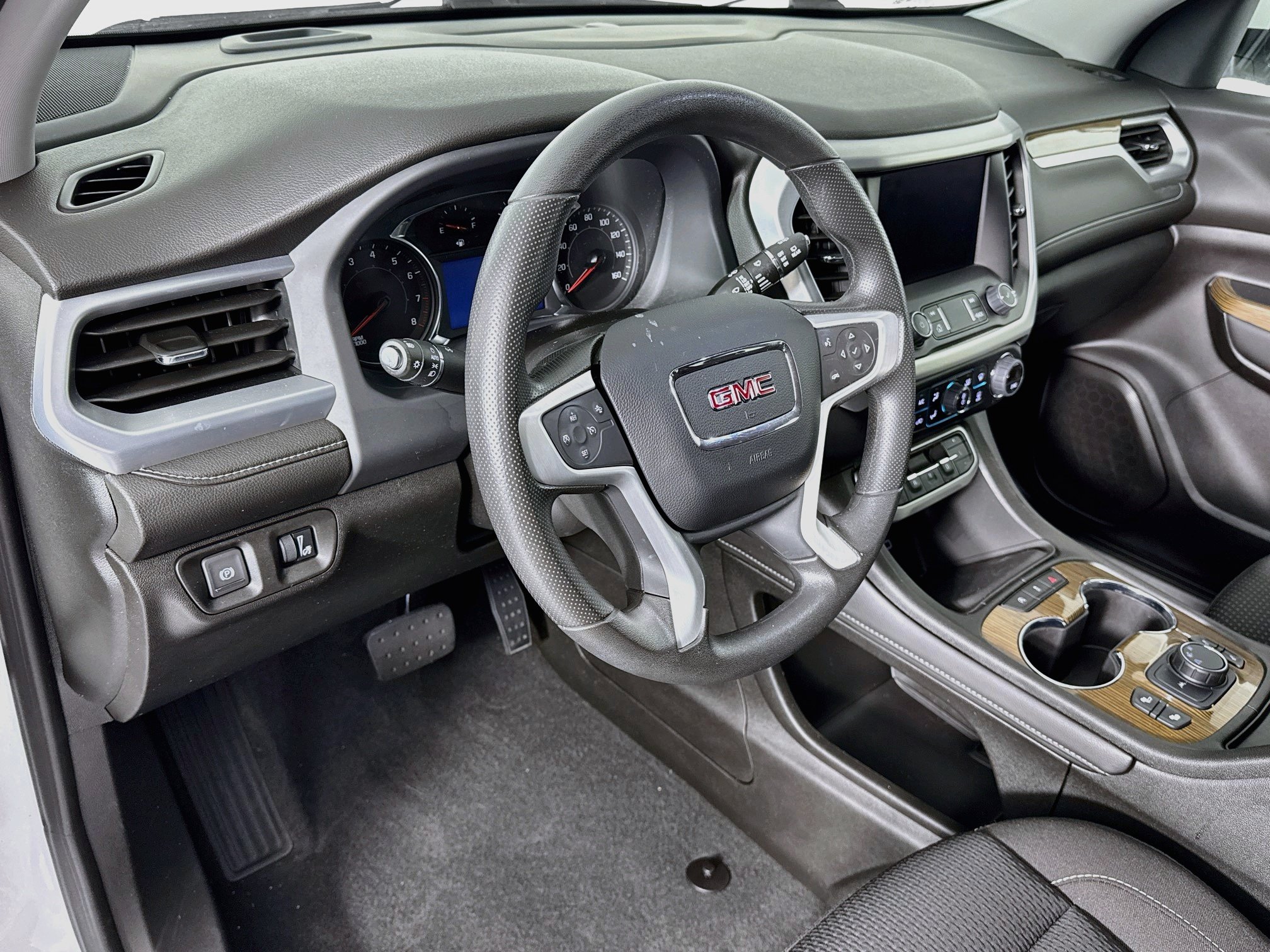 Used 2023 GMC Acadia SLE w/ Driver Convenience Package FWD image 9