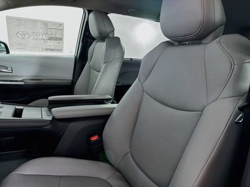 New 2026 Toyota Sienna XLE FWD image 32