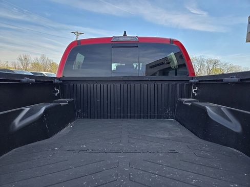 Used 2022 Toyota Tacoma TRD Sport AWD/4WD image 31