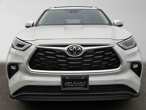 Used 2022 Toyota Highlander XLE AWD/4WD image 8