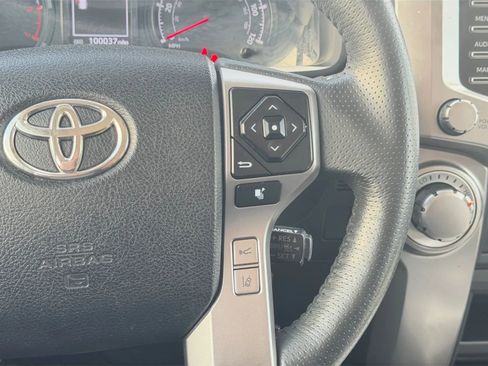 Used 2020 Toyota 4Runner SR5 AWD/4WD image 23