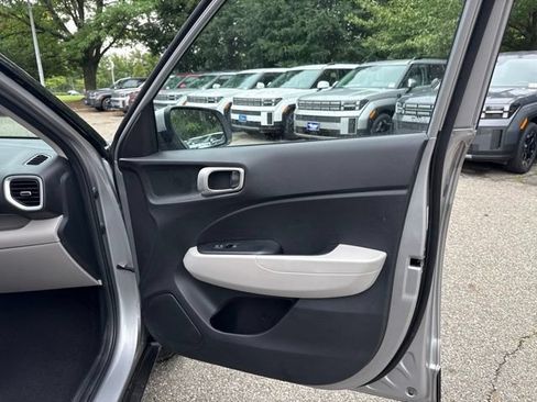 Used 2024 Hyundai Venue SEL FWD image 35