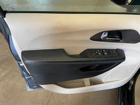 Used 2022 Chrysler Voyager LX FWD image 26