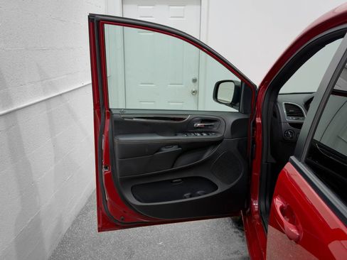 Used 2014 Dodge Grand Caravan SXT image 11