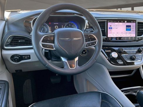 Used 2023 Chrysler Pacifica Limited image 8