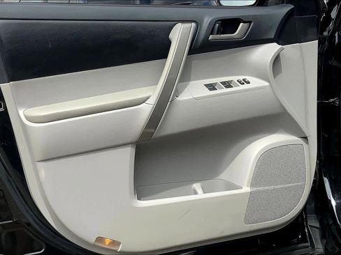 Used 2012 Toyota Highlander SE FWD image 19