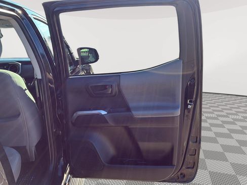 Used 2019 Toyota Tacoma SR5 AWD/4WD image 18