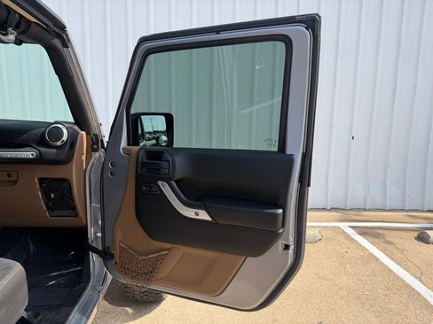 Used 2016 Jeep Wrangler Unlimited Rubicon w/ Connectivity Group AWD/4WD image 25