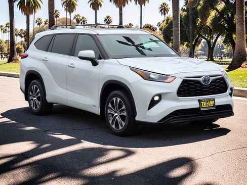 Used 2023 Toyota Highlander XLE AWD/4WD image 4