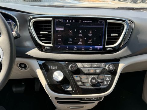 Used 2024 Chrysler Pacifica Touring-L FWD image 17