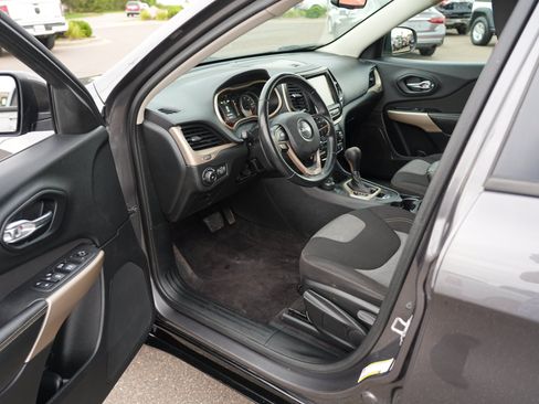 Used 2018 Jeep Cherokee Latitude AWD/4WD image 13