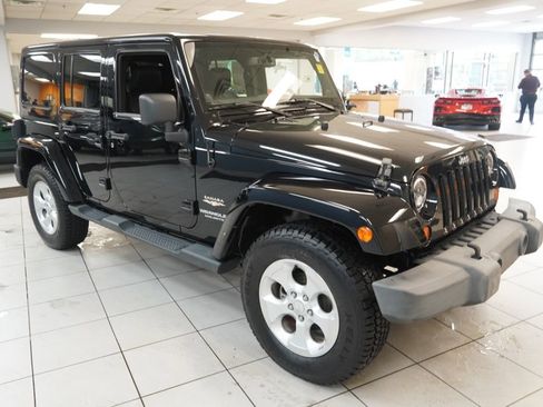 Used 2013 Jeep Wrangler Unlimited Sahara w/ Max Tow Pkg AWD/4WD image 15