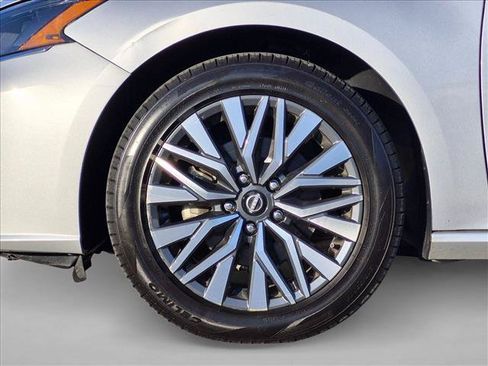 Used 2024 Nissan Altima 2.5 SV FWD image 24