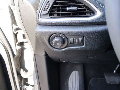 Used 2025 Chrysler Pacifica Limited image 39