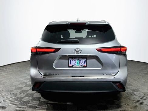 Certified 2021 Toyota Highlander XLE AWD/4WD image 6