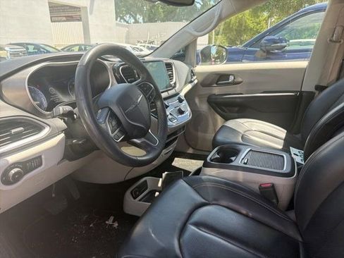 Used 2023 Chrysler Pacifica Touring-L FWD image 2