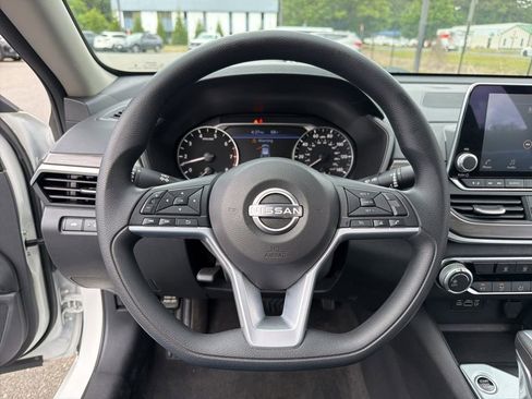 Used 2025 Nissan Altima 2.5 SV FWD image 18