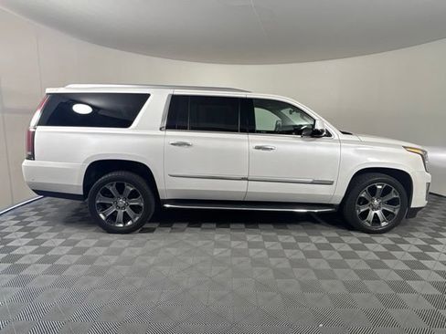 Used 2017 Cadillac Escalade ESV Luxury AWD/4WD image 40