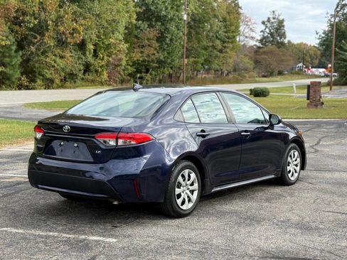 Used 2021 Toyota Corolla LE image 3