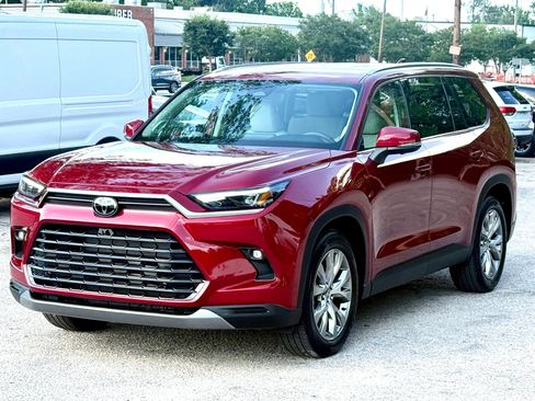Used 2024 Toyota Grand Highlander AWD image 2