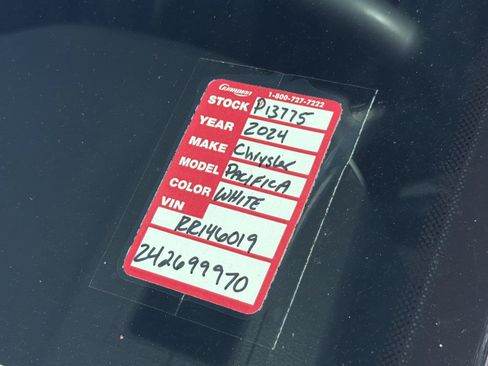 Used 2024 Chrysler Pacifica Touring-L FWD image 9