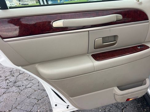 Used 2003 Lincoln Town Car Signature RWD image 14