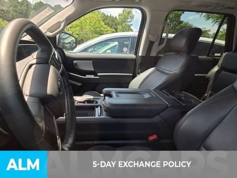 Used 2025 Ford Expedition Active AWD/4WD image 3