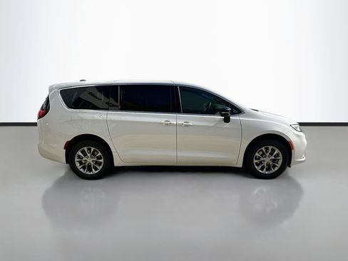 New 2026 Chrysler Pacifica Select image 5