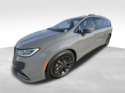 Used 2021 Chrysler Pacifica Touring-L w/ Premium & Safety Sphere Group image 2