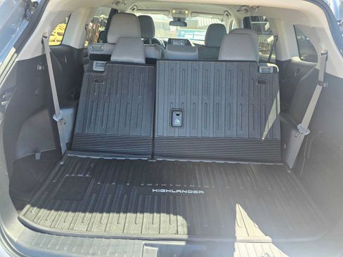 Used 2022 Toyota Highlander LE AWD/4WD image 14