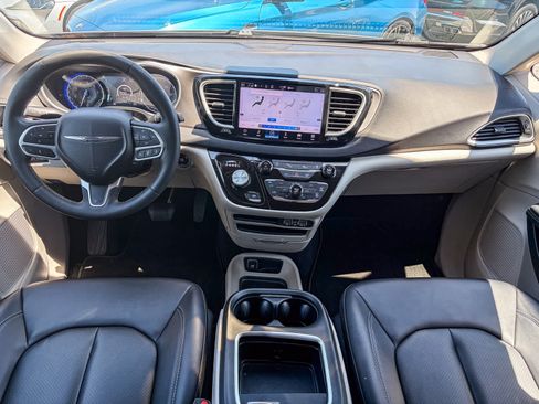 Used 2024 Chrysler Pacifica Touring-L FWD image 11