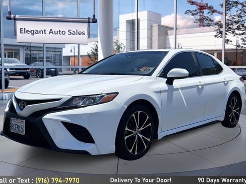 Used 2018 Toyota Camry SE w/ Moonroof Package FWD image 9